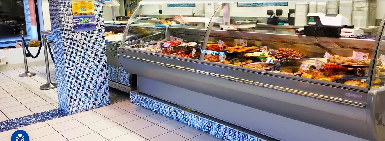 Bancone refrigerato della Pescheria L'Acquario Molinella con pesce fresco, frittura e piatti pronti in esposizione