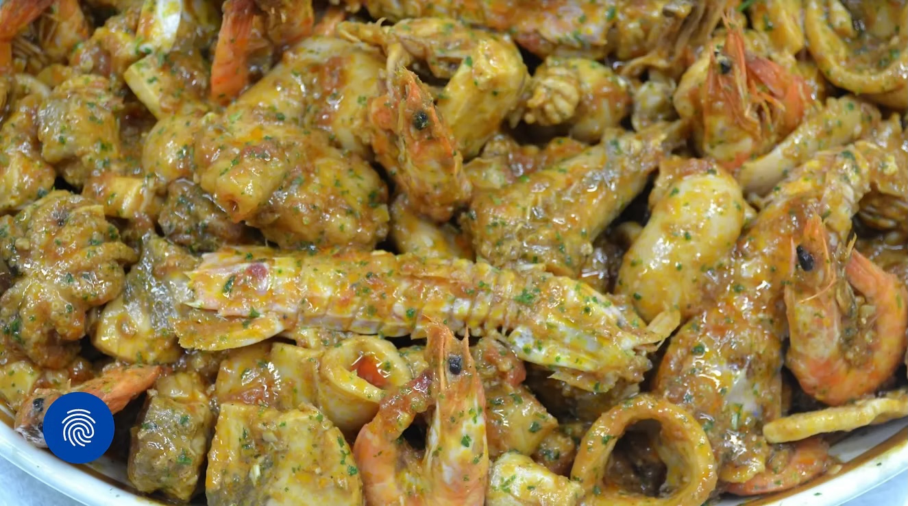 Piatto di pesce cotto con gamberi, canocchie e sugo alla Pescheria L'Acquario Molinella