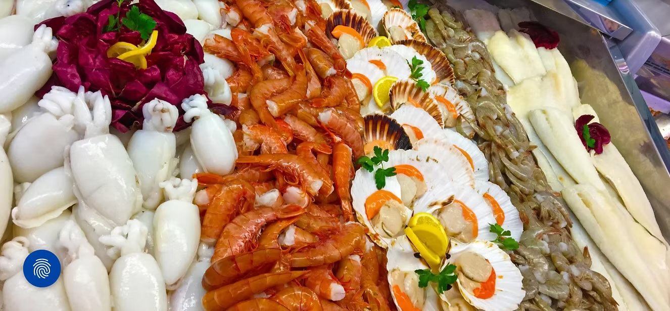 Selezione di crudi di mare freschi: gamberi, capesante, calamari e gamberi rosa alla Pescheria L'Acquario Molinella